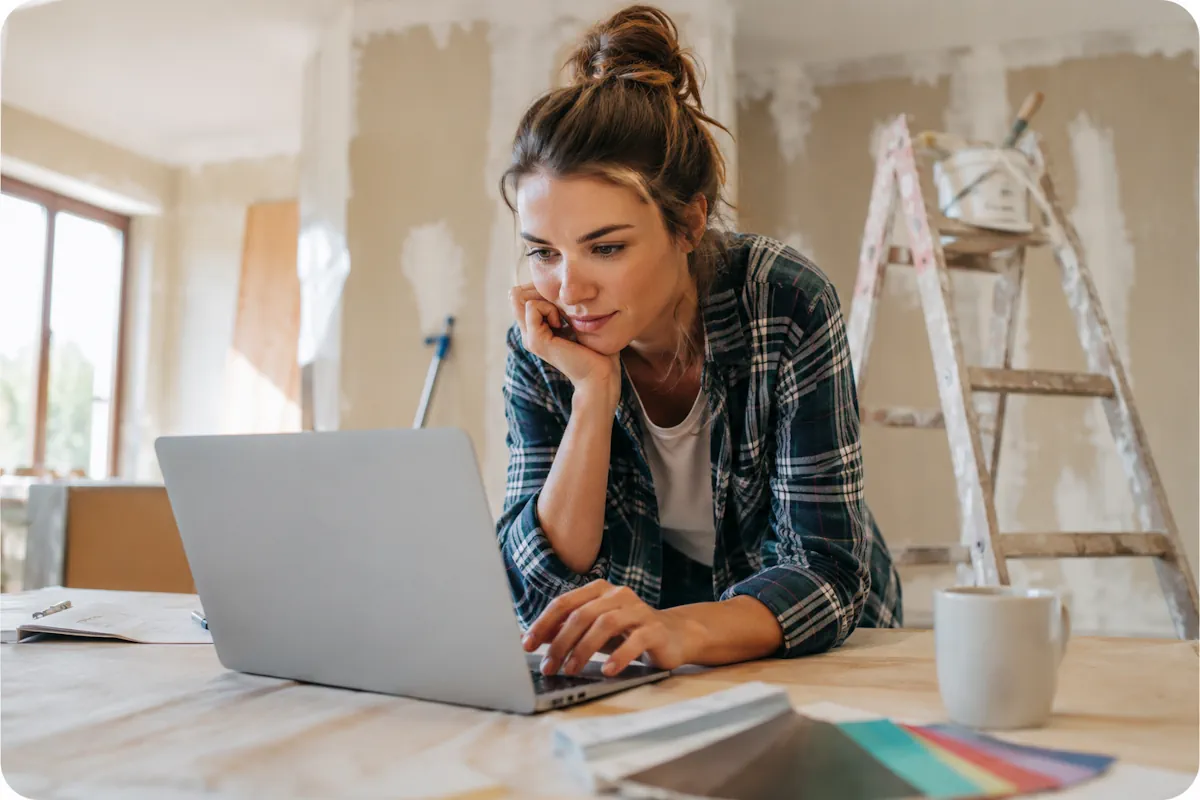 Femme faisant une demande de crédit conso affecté pour des travaux