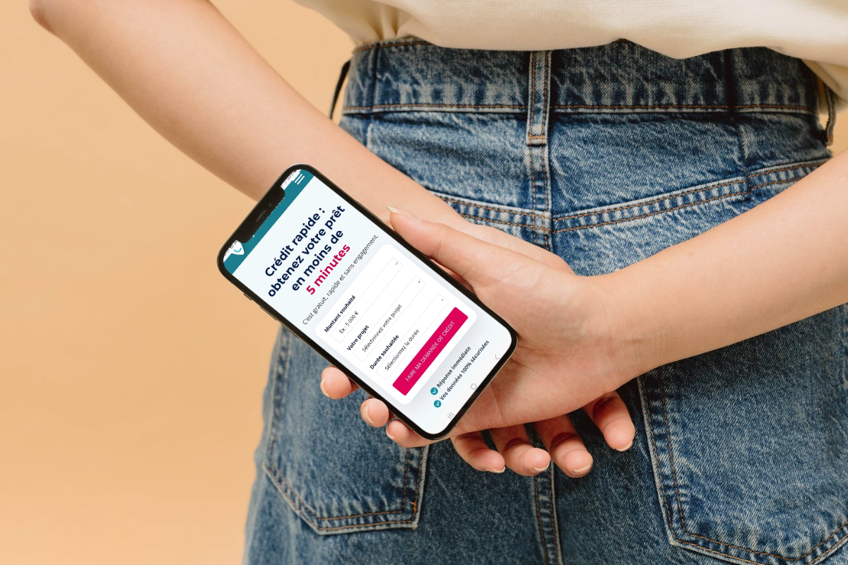 Cliente Capitaine Crédit avec smartphone
